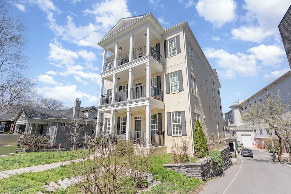 Ivory - Private Porch - Walk to Centennial Park