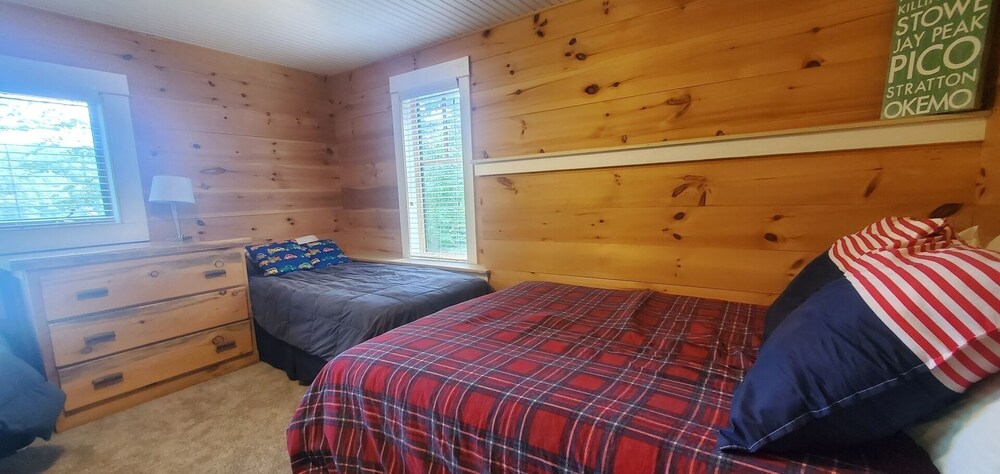 Pennrock Lakeside 4 Bedroom Home by RedAwning view 3