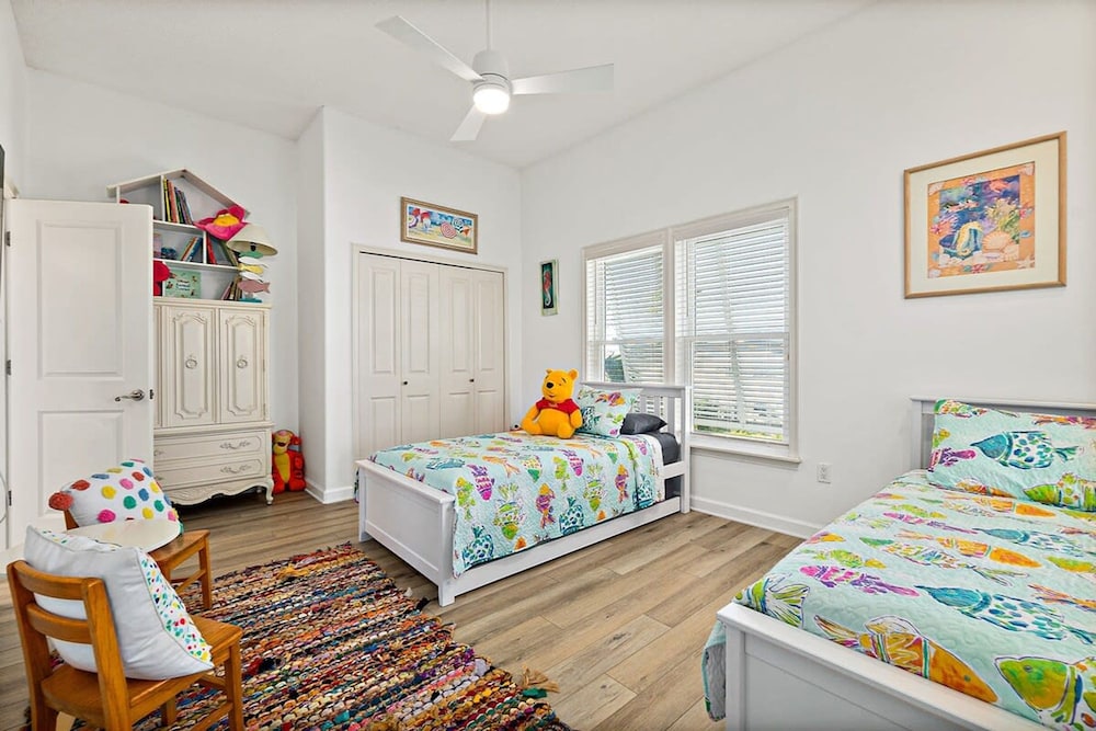 Perfect Beach House 2min Walk With Heated Pool and Hot Tub 4 bed 3 Bath With Pet Friendly