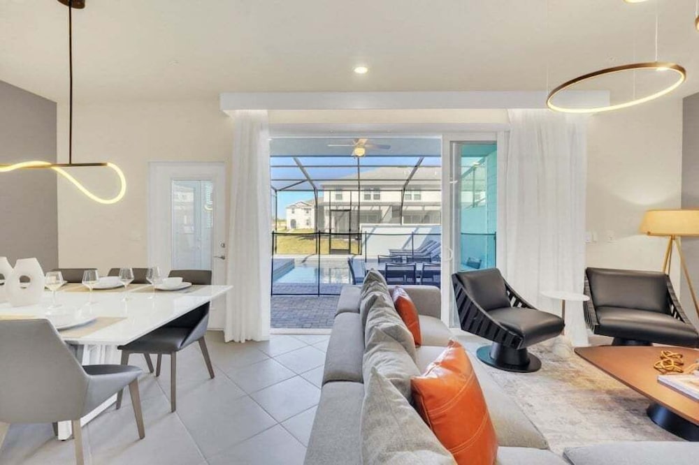 The Cutest Tonwhome & Private Splash Pool! 5 Bedroom Townhouse