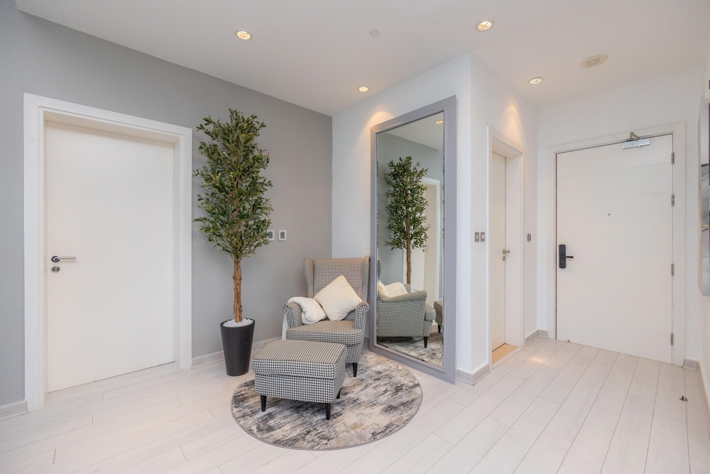 Sophisticated 1BR Palm Apt w Beach Access