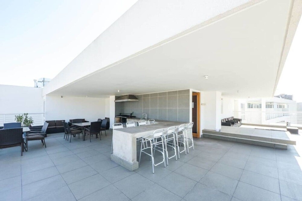 Carmelitas Contemporary 1BR Apt - Pool Gym Metro