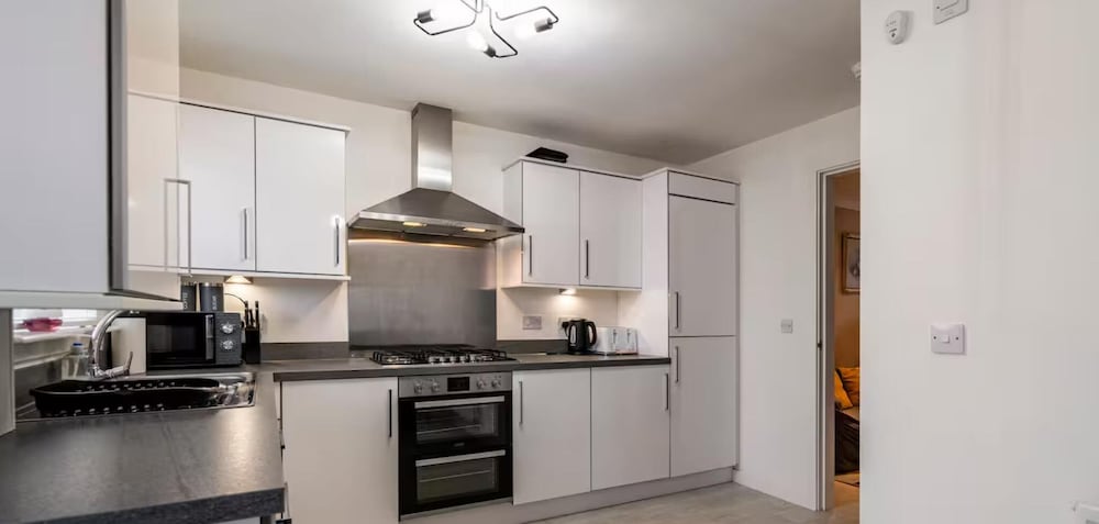 Charming 3 Bed Home in Stepps, Glasgow - Garden & Patio