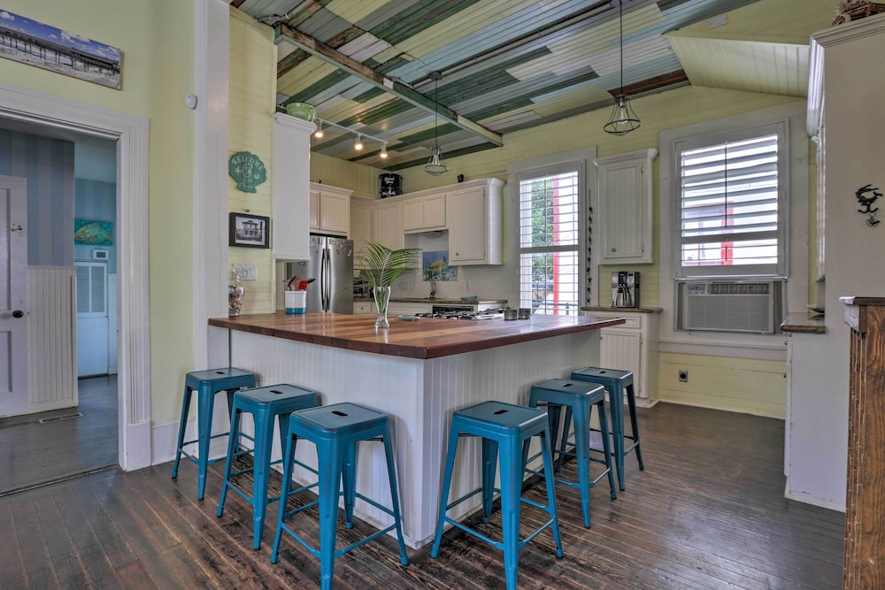 Historic Galveston Hideaway, Walk to the Beach!