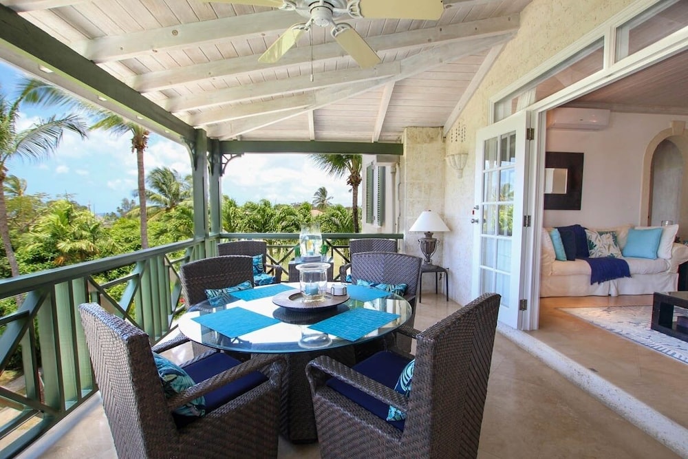 Ocean views apt with shared rooftop pool: Beacon Hill Surf by BSL Rentals