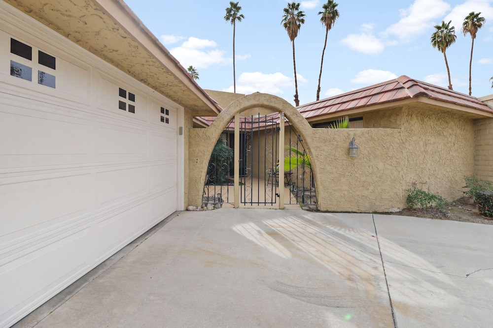 2BR 2BA Charming Cathedral City Condo With Territorial Views