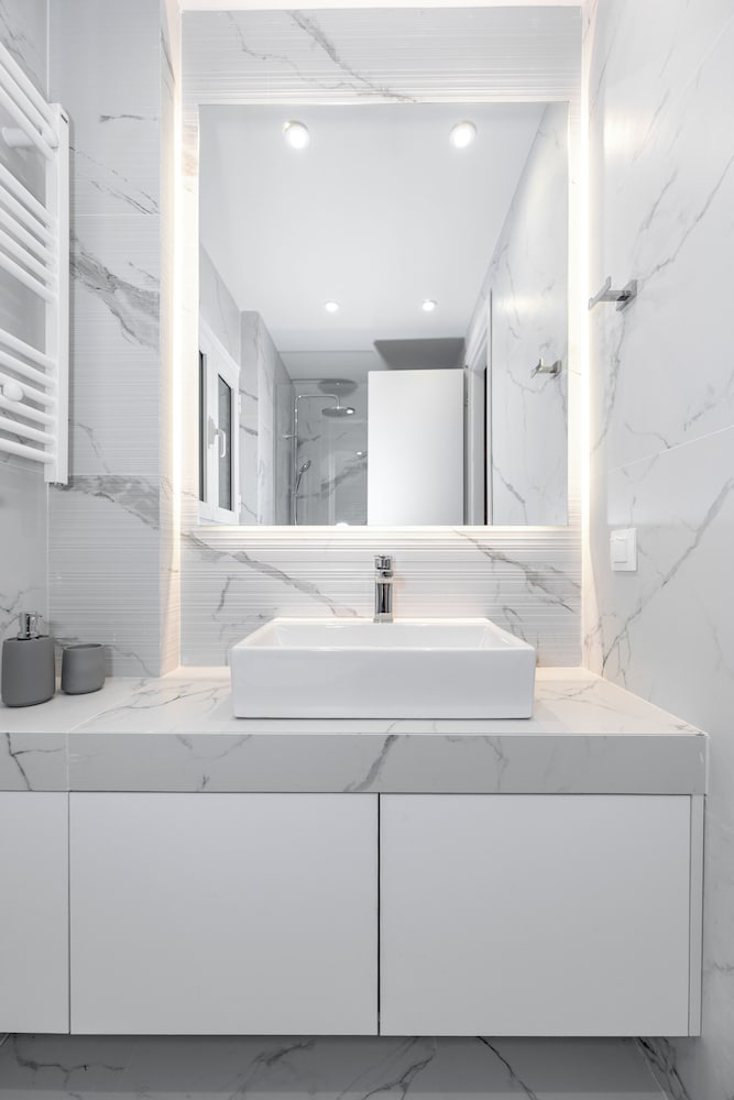 Spacious & Stylish Athens Apartment - Walk To Metro
