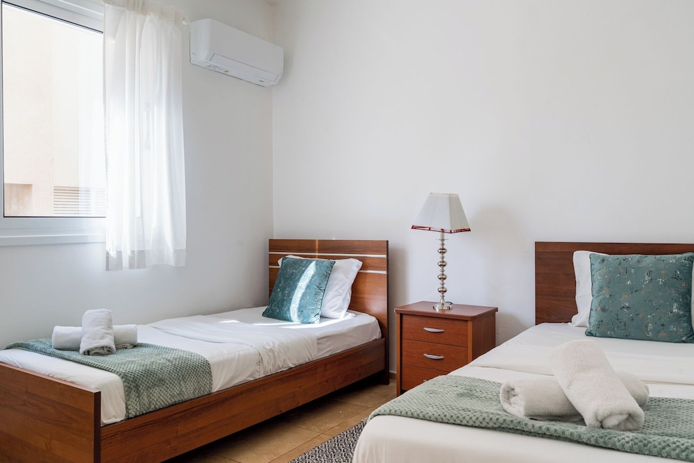 Levante - 2-BR Apt. & Terrace in Larnaca