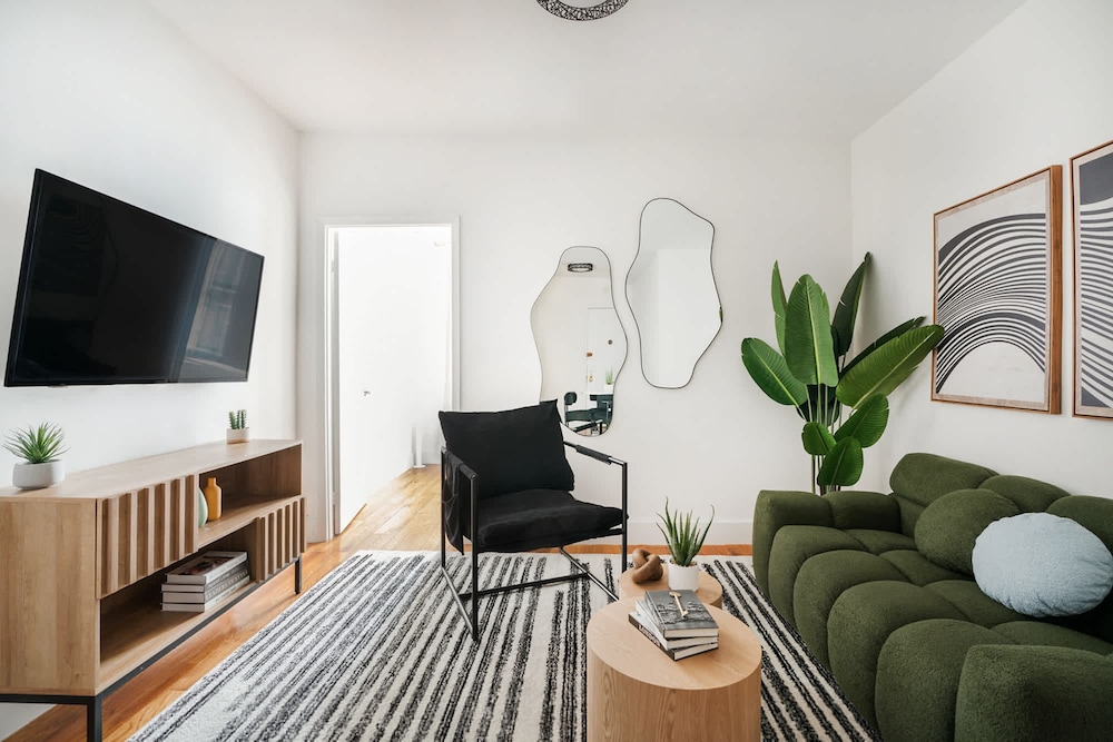 444-4e Contemporary 2BR in Hell s Kitchen