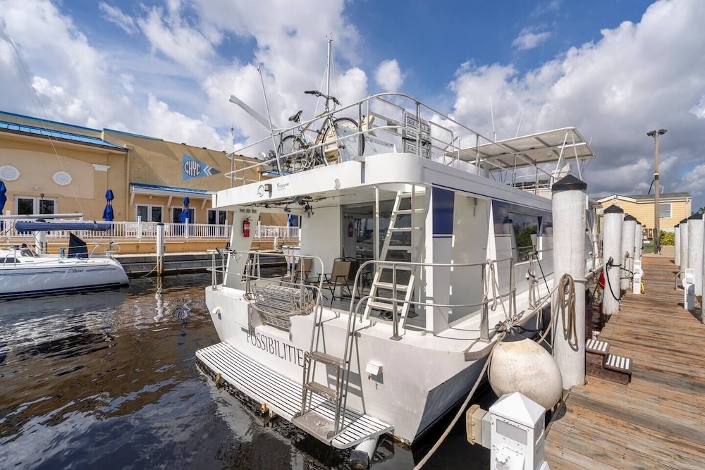 62' Yacht M/v Possibilities On Wide Private Canal 3 Bedroom Houseboat
