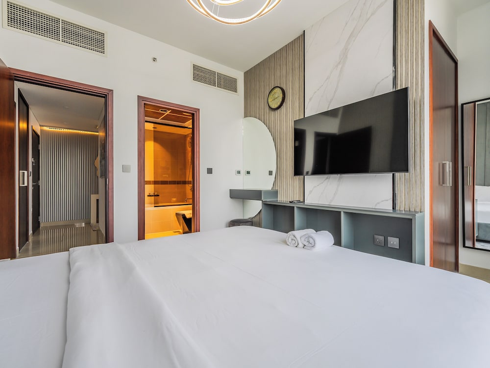 Luxury Condo With Burj Khalifa and Fountain Views