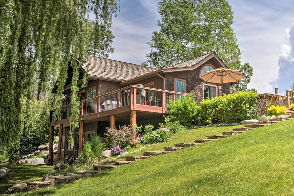 Rivers Edge Mtn Home: Private Hot Tub & Views view 5