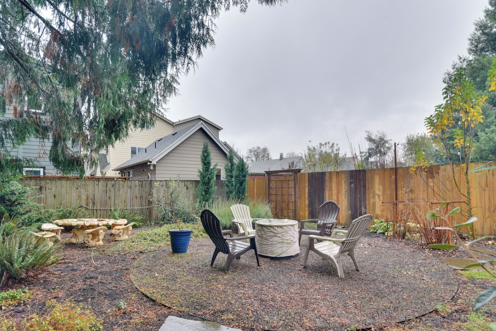 < 1 Mi to Moda Center: Walkable Portland Retreat!