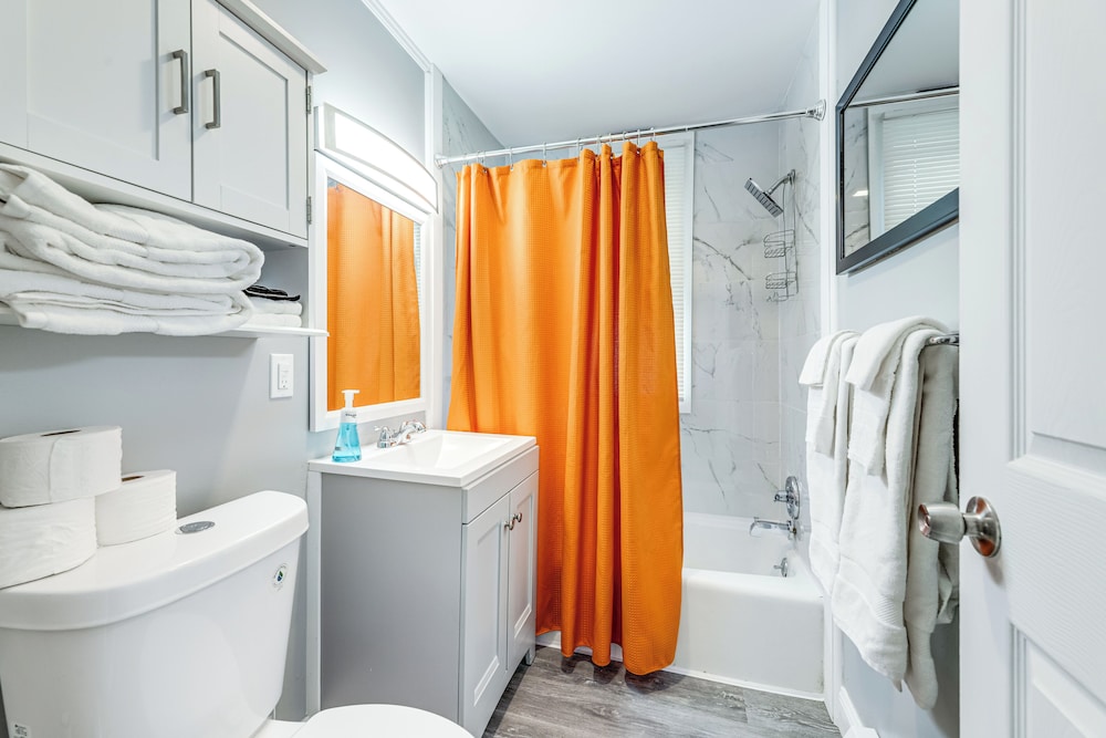 Easthampton Apartment Near Breweries & Rail Trail!
