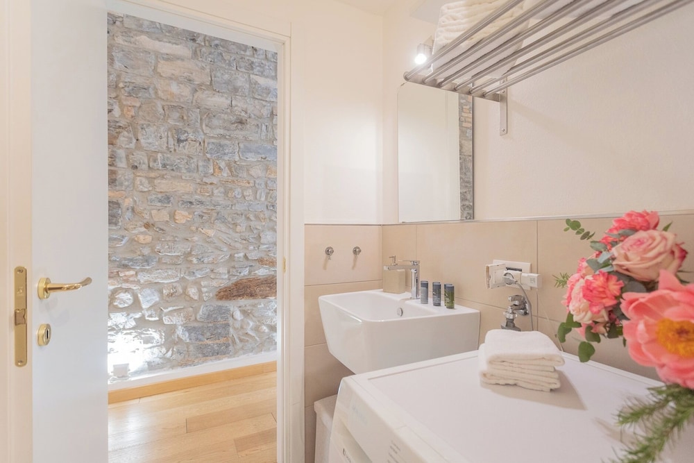 Wine Not Apartment in Como City Centre by Rent all Como