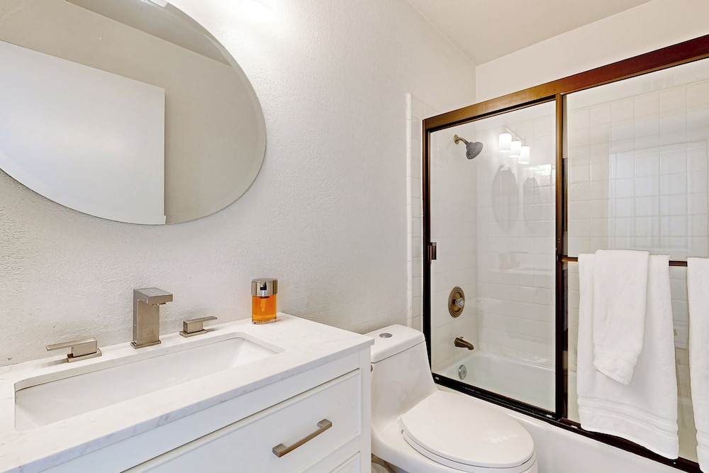 3 BR Lake Condo w/ Shared Pool & Spa