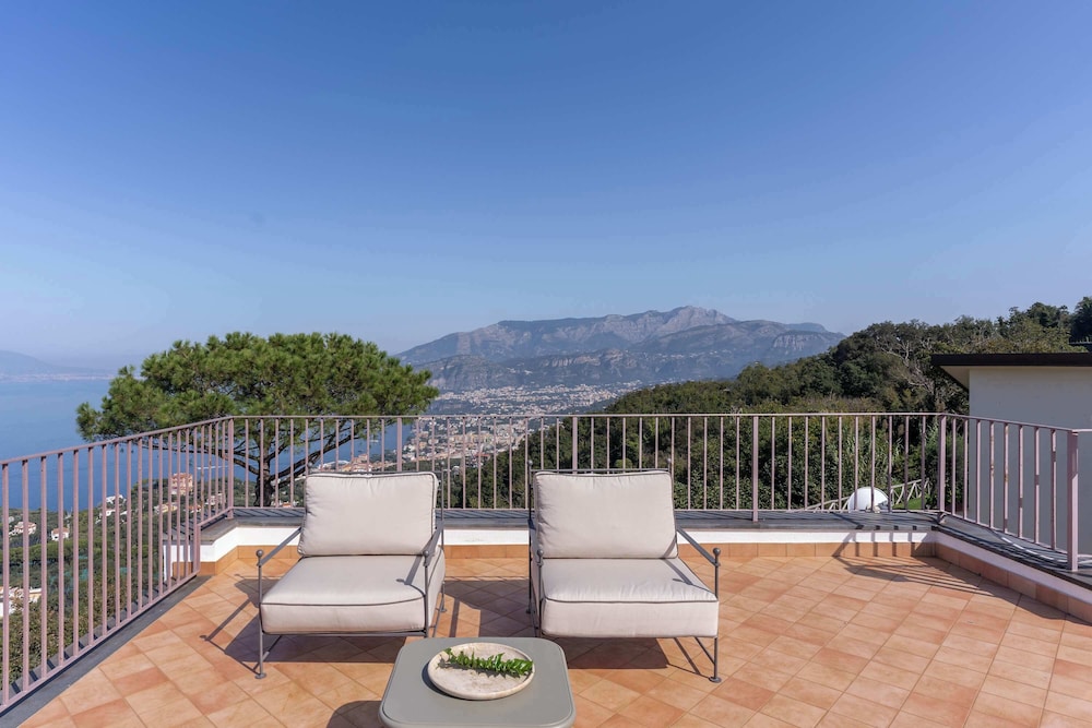 Giulia 3 Villa Apartment Shared Pool Sea Views