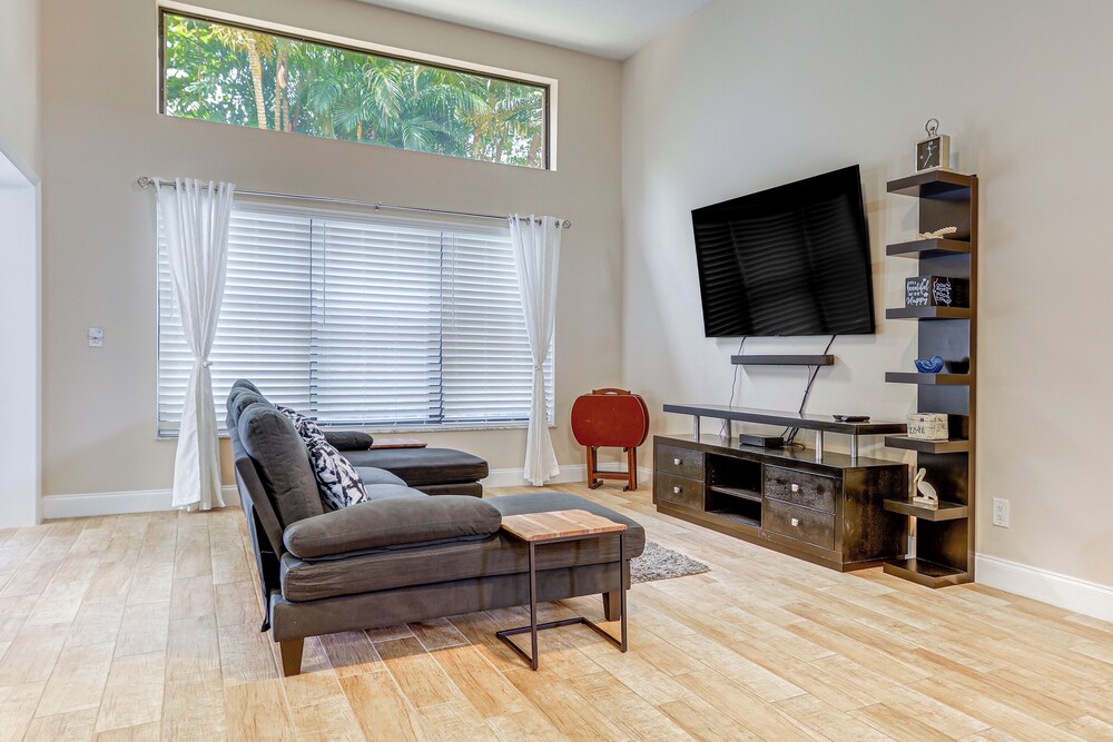 8 Mi to Stuart Beach: Home w/ Pool Access!