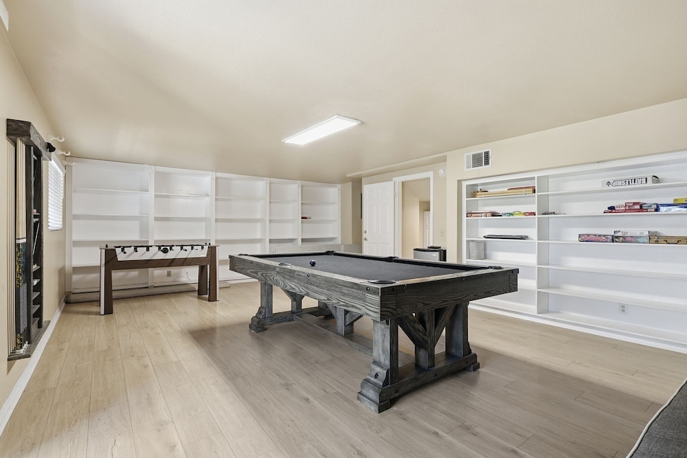 Spacious Mountain Getaway Game Room & Gazebo 5 Bedroom Villa
