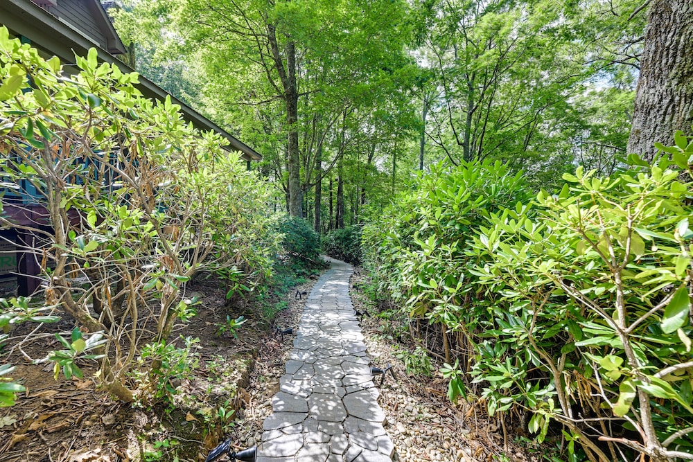 Near Highlands: 36-acre Scaly Mountain Lodge view 3