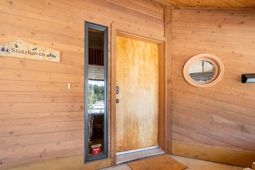 Stutzhaven in the Mountains - 2 Br Home