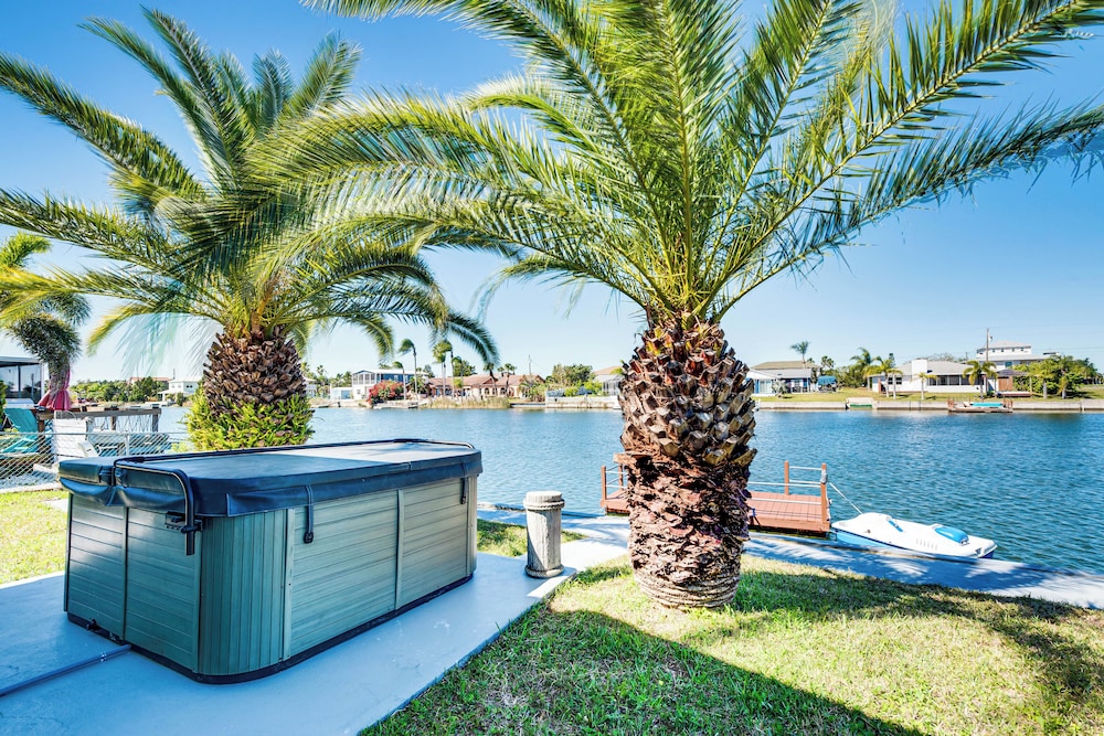 2 Mi to Beach: Canal-front Home in Hernando Beach