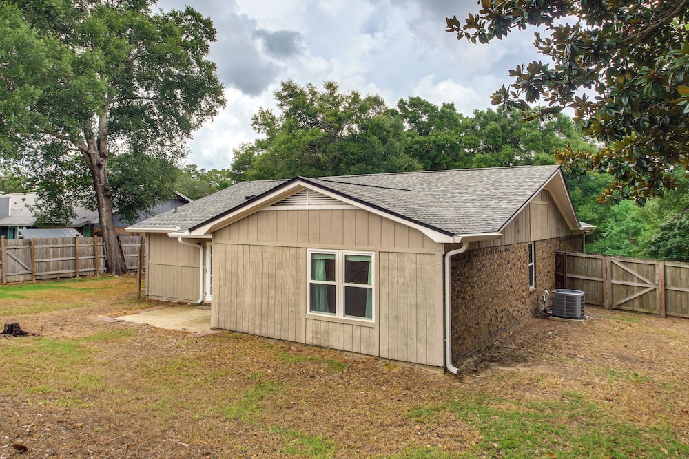 Shop, Dine & Visit Uwf: Pensacola Home w/ Yard!