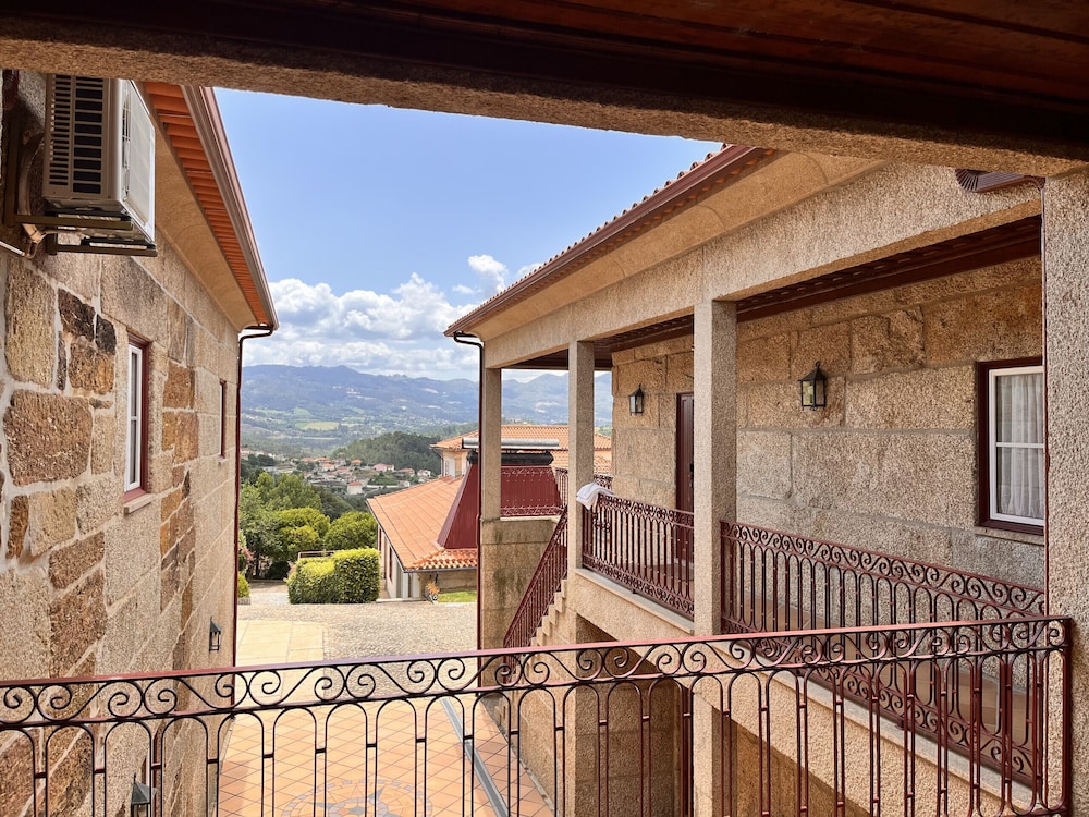 Nomad s Country - Cimo de Vila Mountain Window