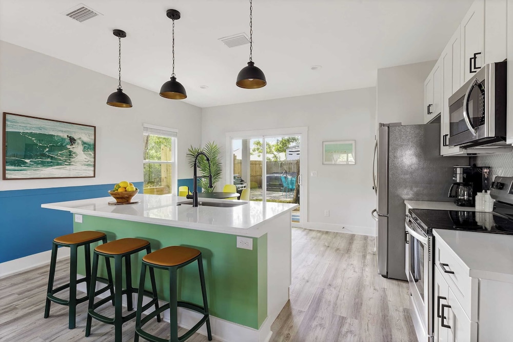 Sleeps 20! 2 Homes w/ Hot Tub, Putting Green, Bocce Golden Hour & Blue Hour