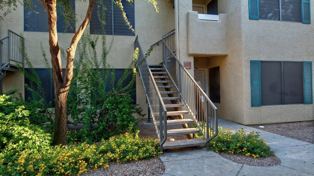 Luxury Paradise Valley Condo, Complete Remodel!