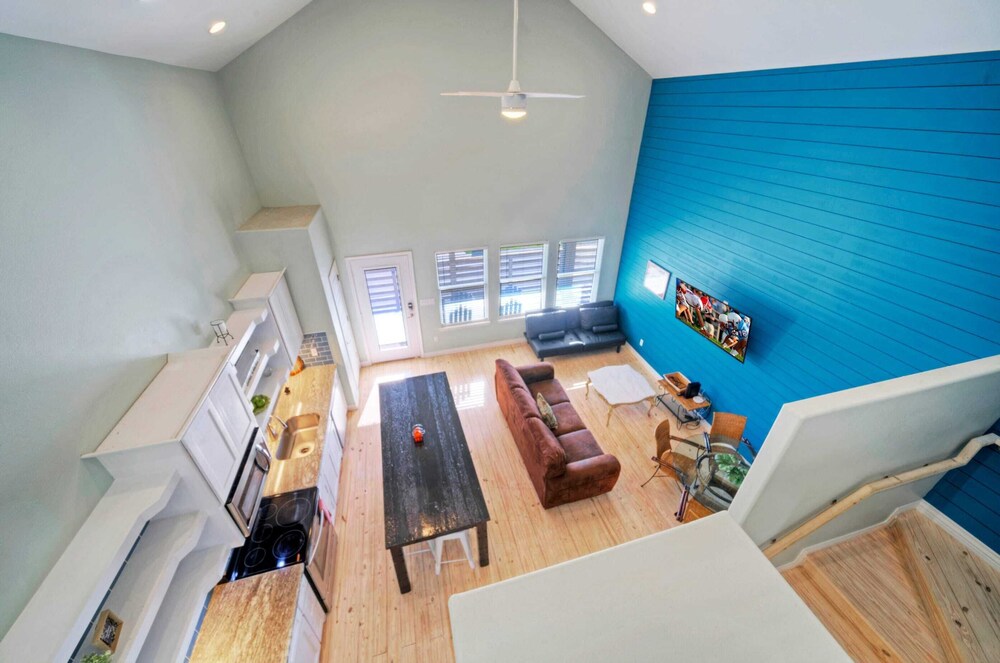 Sleeps 26 2 Homes w/ Waterfront Pool + Boat Dock Laguna Village Escape