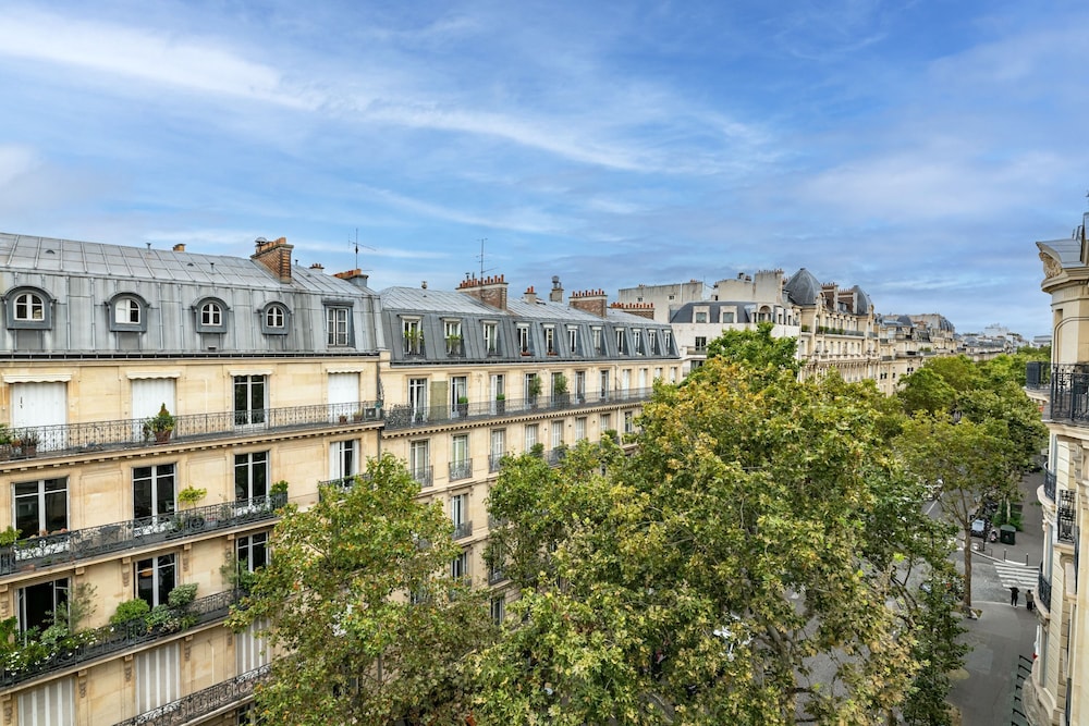 Prestigious Apartment Near the Trocadero