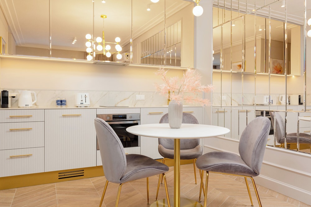 Mennica Morganit by Renters Prestige