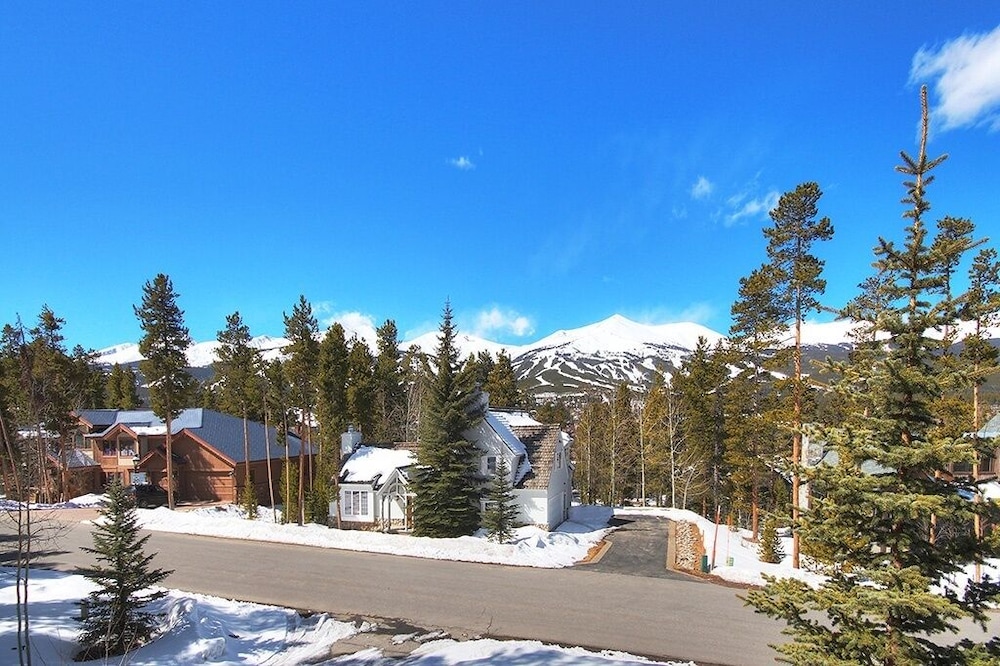 Mountain Majesty Manor 5 Bedroom Home by RedAwning