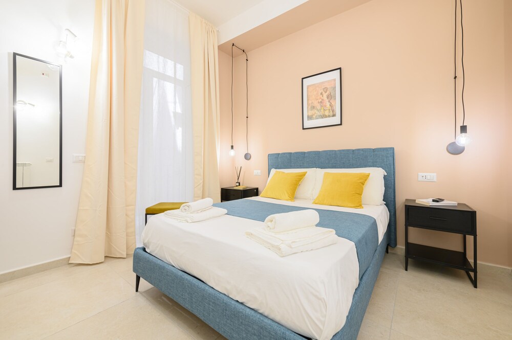 Into Mann in Naples With 5 Bedrooms and 5 Bathrooms