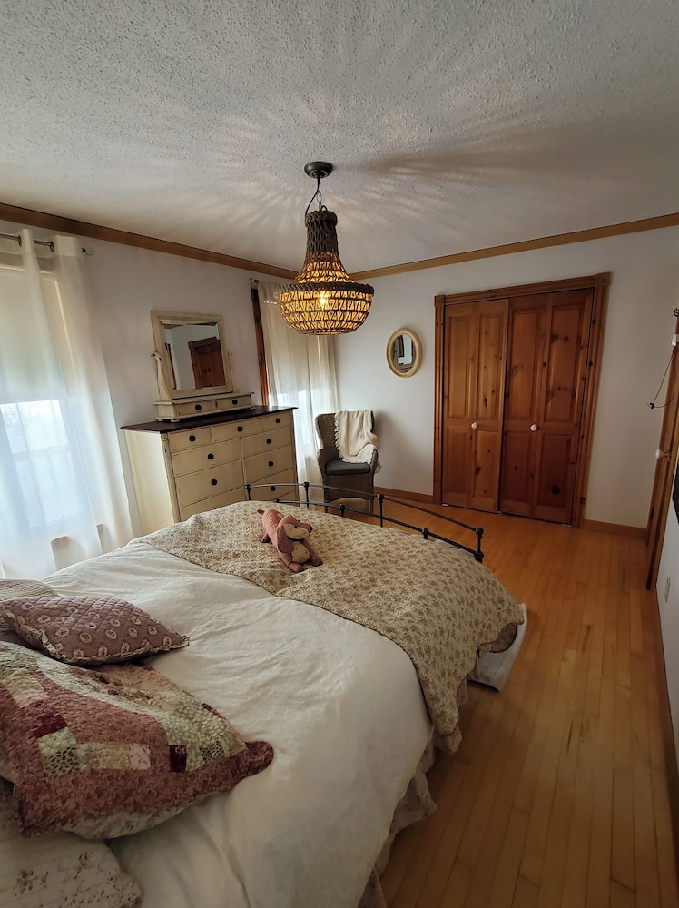 Saguenay-lac-saint-jean Getaway 3-bedroom Holiday Cottage With Garden View