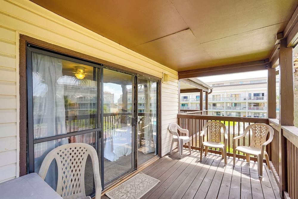 Breezy PCB Retreat w/ Balcony - Walk to Beach!
