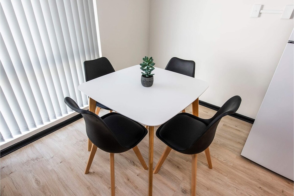 Convenient 1BR Apartment Close to Foreshore & Cbd view 4