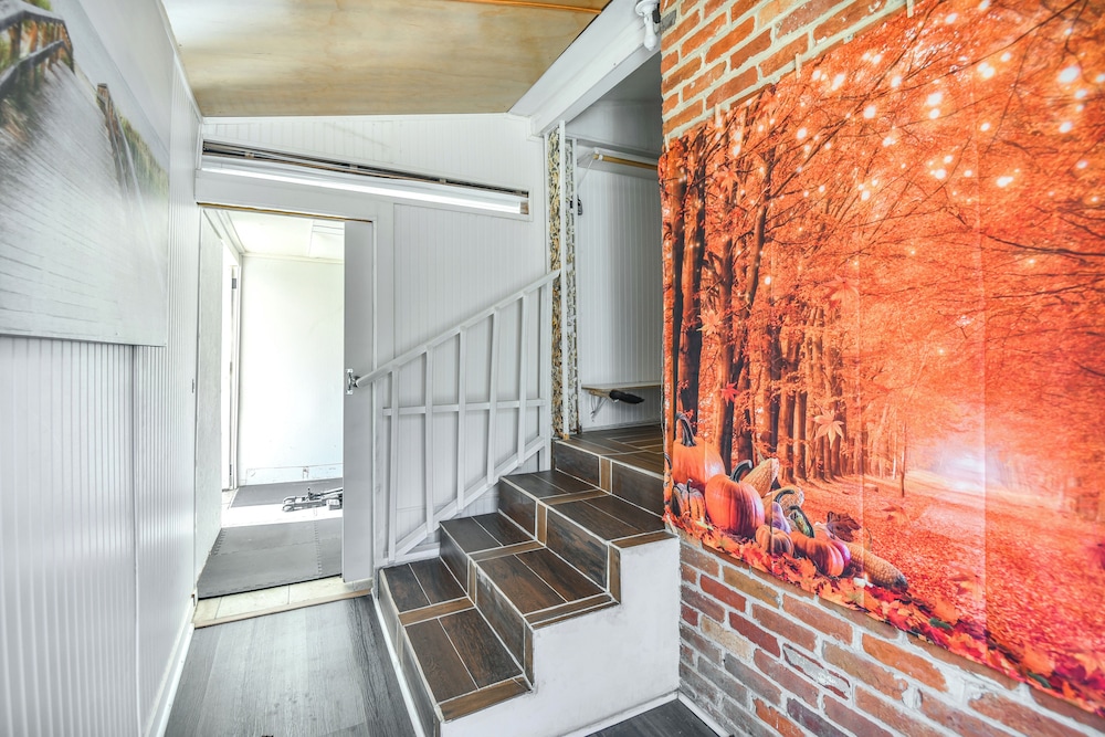 1 Mi to Dtwn: Remote Work-friendly Apt in Hampton!