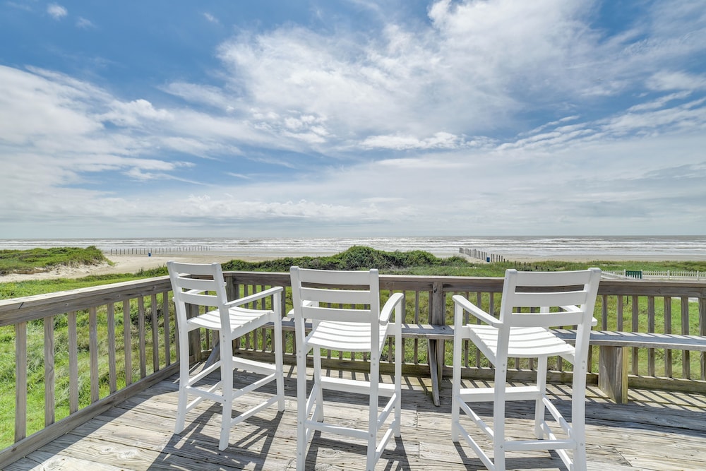 Beachfront Home w/ Pool Access in Galveston!