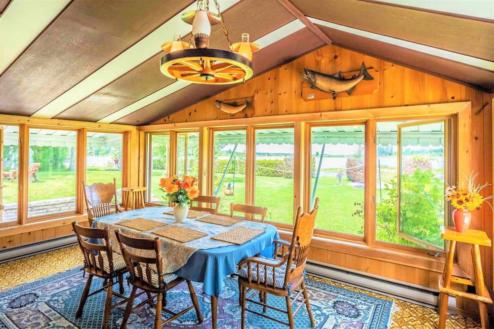Retro Spacious Cottage - Somewhere in Time