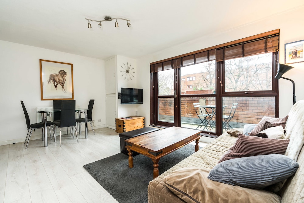 Luxury Islington Apartment With Balcony