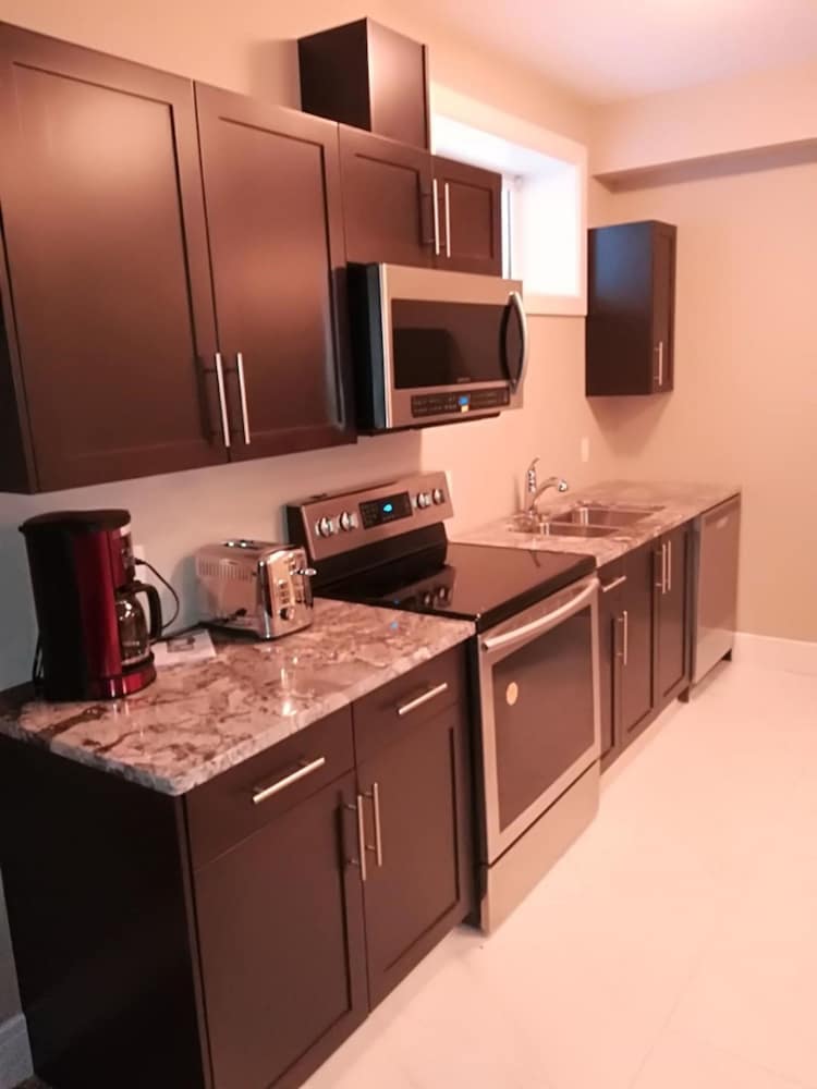 McConachie Luxury Inn - Image 1