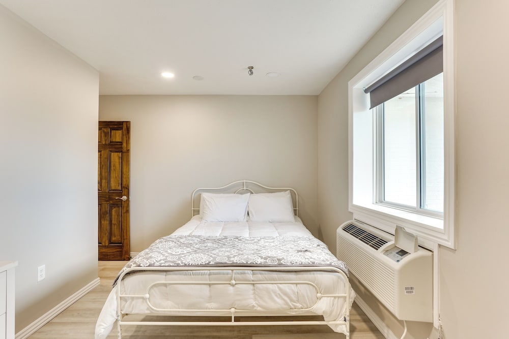 Half-mi to Oakland City Golf Club: Sleek Apartment