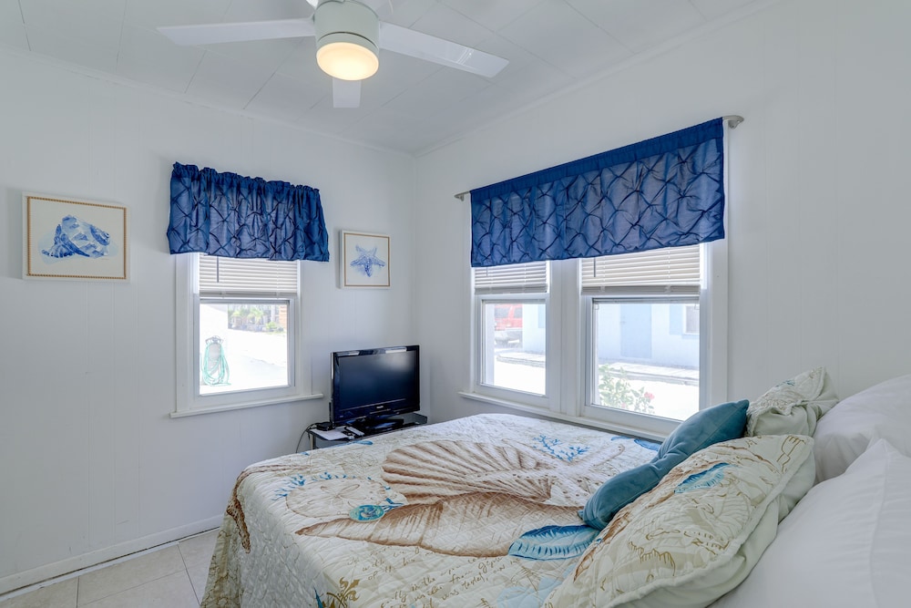 Steps to Seawall: Cozy Indian Rocks Beach Cottage view 3