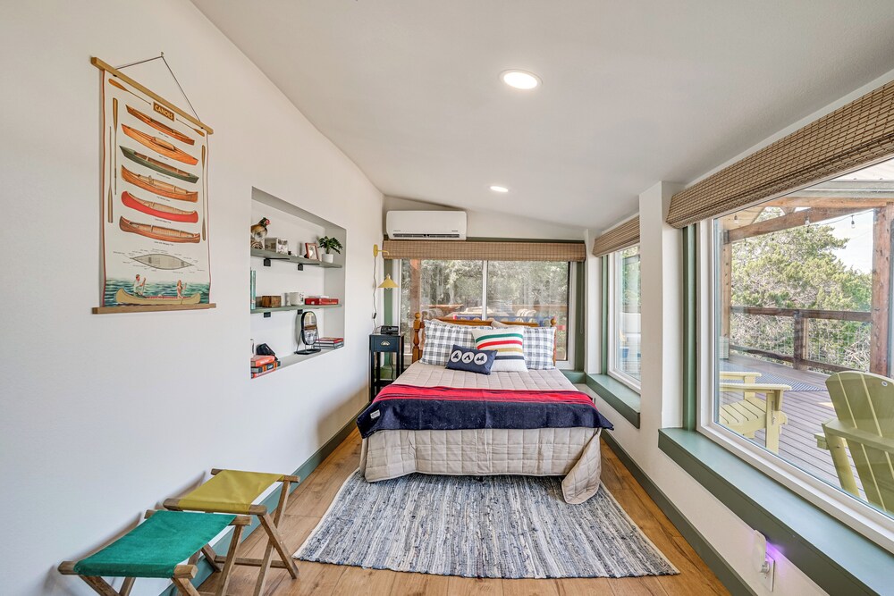 Lake View + Huge Deck: Cozy Possum Kingdom Retreat