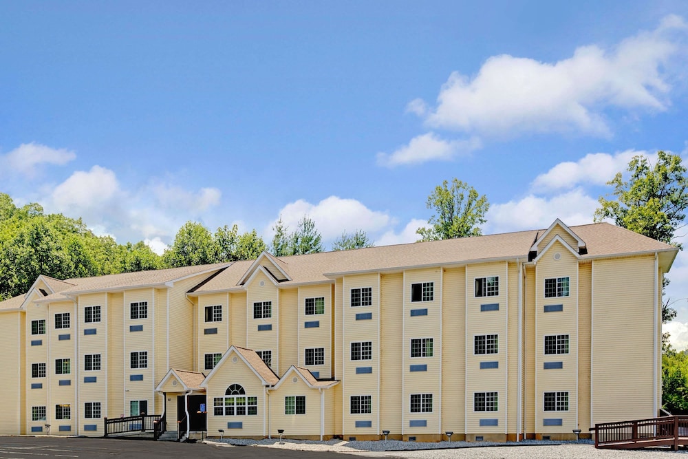 Hotel Microtel Inn & Suites by Wyndham Bryson City - Image 1