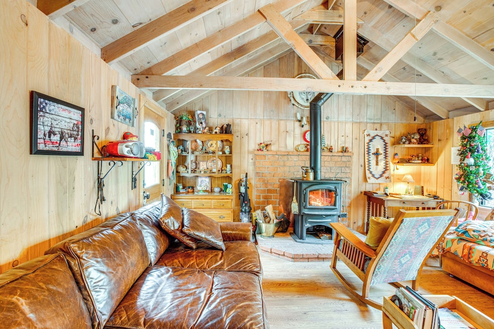 4 Mi to Lake Tahoe: Cozy Cabin w/ Deck!