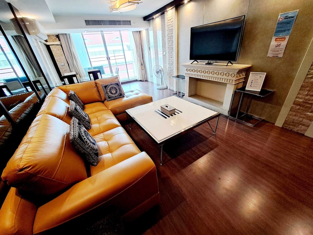 7C - 2 Bedroom Downtown Apartment With Shared Pool
