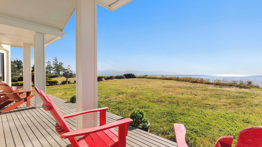 Seacliff Haven Waterfront Luxury, Stunning Views, Hot Tub & Game Room